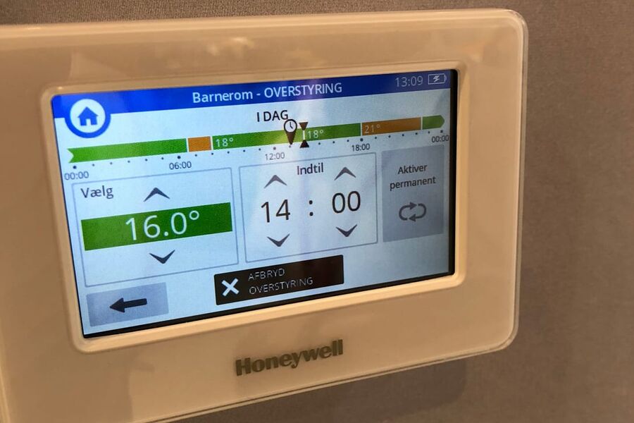 Via sentralen kan man styre og bestemme grensene for temperaturen i hvert enkelt rom. 
