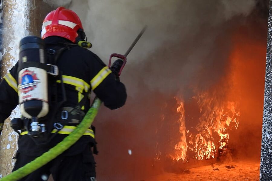 Fra eksperimentelle forsøk der målet var å finne frem til slokkemetoder som krever lite vann, samtidig som brannkonstablene utsettes for minst mulig røyk og varme. Foto: RISE Fire Research, Trondheim 