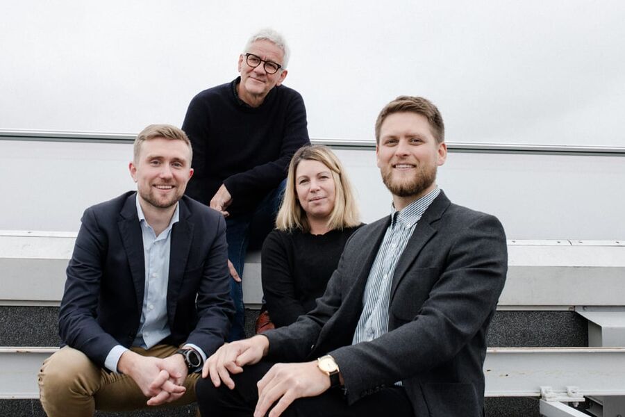 Teamet bak SUS2023 har gjort noe ingen andre har gjort før dem  de knakk koden og løste byggebransjens industrialiseringsgåte. Her er en liten del av et stort team avbildet, f.v. Torgeir Midthun Fadnes (COWI), Johannes Eggen (Nordic), Bridget White (Nordic) og Kristoffer Tungland (COWI). Foto: Ragnhild Heggem Fagerheim 