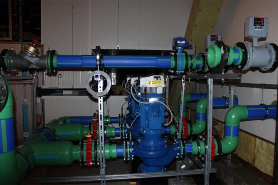 Pumper for 3 stk reversible kjølemaskiner (sommer)/varmepumper (vinter) som står plassert på tak mellom vent. rom Nord og Syd