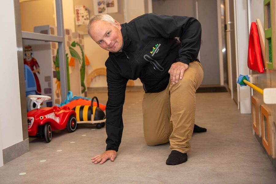  Her har det ikke vært noen klager på varme innvendig i sommer; de har kjøling via gulvet, sier Fredrik Dale Enberg i Omsorgsbygg om Lia barnehage. 