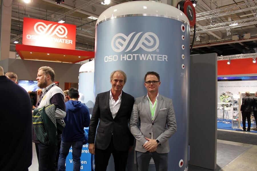 Ola Semb, KAM og Andreas Larem, salgssjef, i OSO Hotwater presenterte under VVS-dagene årets store nyhet i OSO, en industritank opp til 10.000 liter i rustfritt stål. 