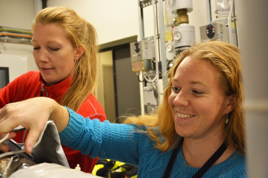 Marthe Bjerkåsholmen og Rita N. Barkholm i Undervisningsbygg finner energityver. 