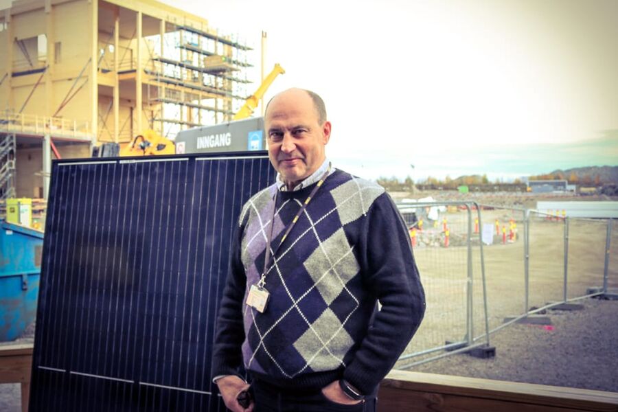 Prosjekteringsleder Stein Jordet i AF Bygg Østfold med solpanelet som skal monteres på Kaffehuset.