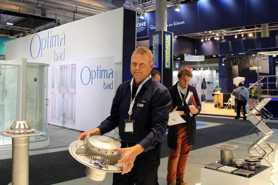 Torstein Røsholt, produktansvarlig i BLÜCHER viste frem de nye takslukene under VVS-dagene.