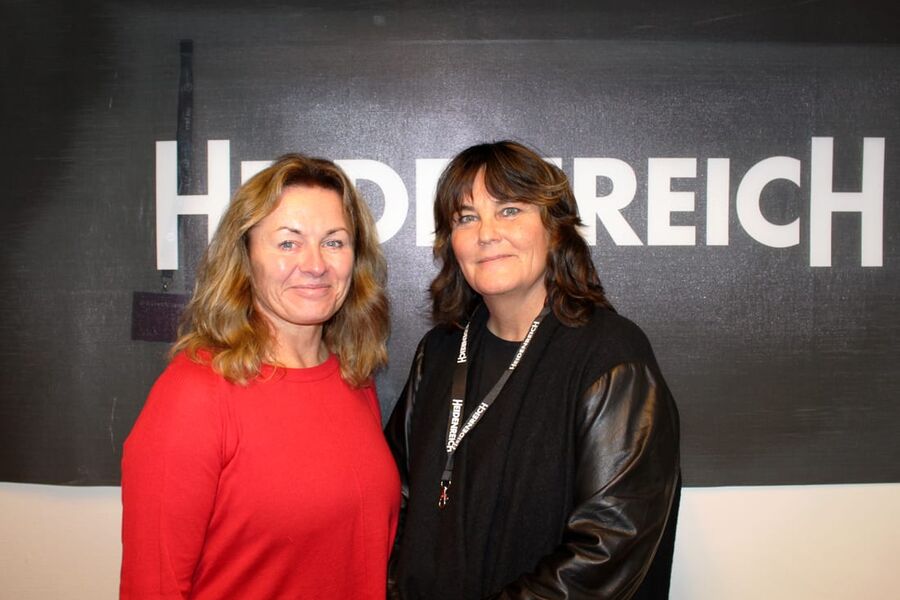 Eli Heyderdal (t.v) i Ingeborg-nettverket er glad for at Heidenreich AS har blitt partner i nettverket. Markeds- og salgsdirektør i Heidenreich, Inger Nerdrum, sier de er opptatt av kjønnsbalansen i rørbransjen. Både at vi beholder de som allerede er i bransjen, men ikke minst ny rekruttering. I dette arbeidet må alle bidra, og derfor er vi blitt sølvpartner i Ingeborg-nettverket. Foto: Kjetil Grønbakken.