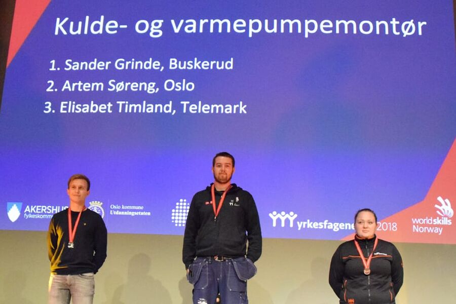 Her har vi de tre beste i NM i kuldefaget på pallen. Fra venstre: Artem Søreng fra GK Inneklima, Sander Grinde fra Gol Kjøl og Frys, og Elisabet Timland fra IAC Vestcold. Foto WorldSkills Norway.