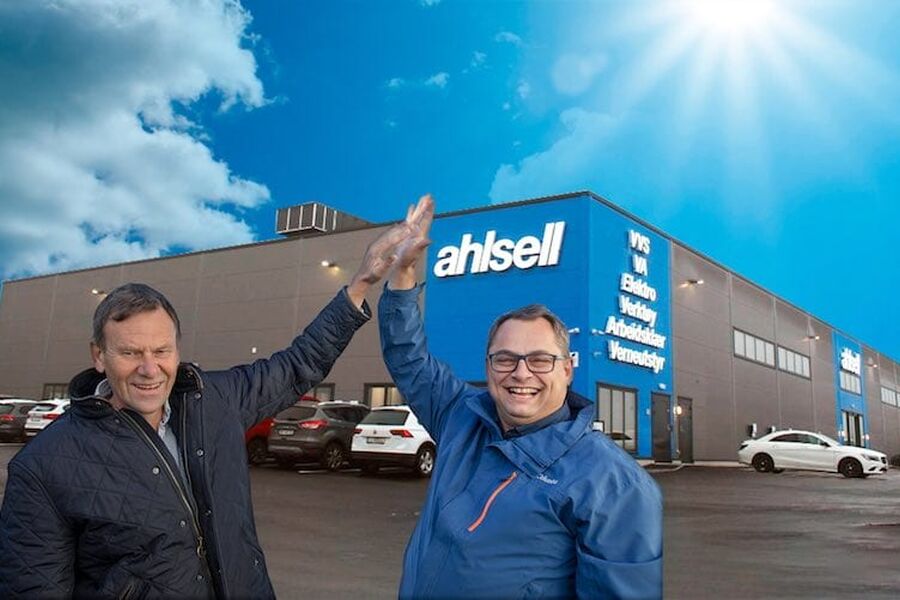 Paul Egil Garvik og Morten Løve Olsen har med seg om lag ti personer på laget ved fagmannens kjøpesenter på Ringdalskogen.