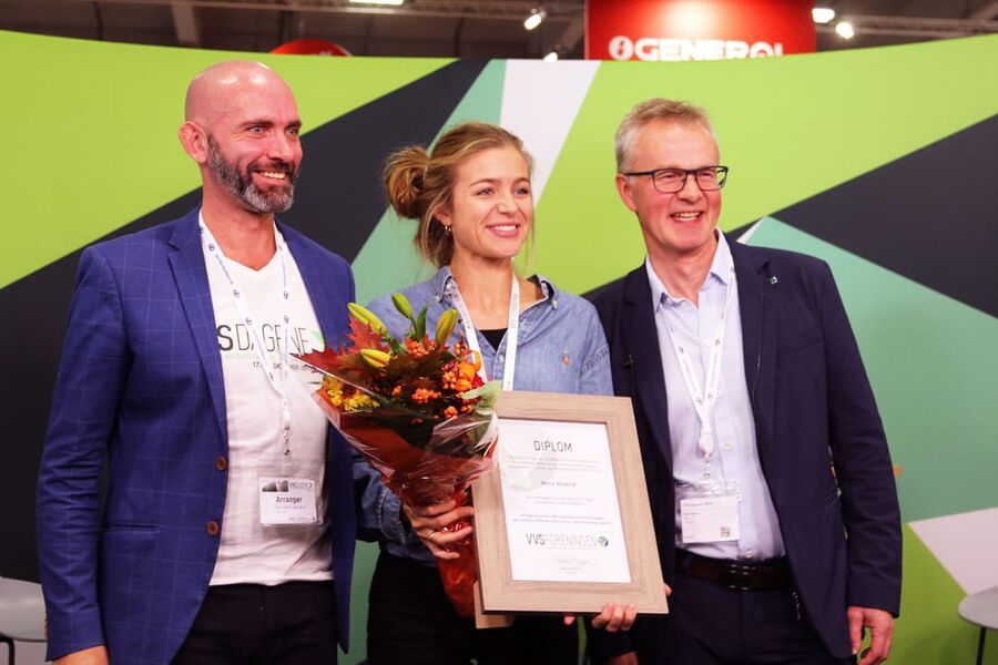 Fra prisutdelingen: Daglig leder i VVS-foreningen Thor Jostein Egeland, Nora Holand og professor Mads Mysen. Foto: Olav-Johan Øye