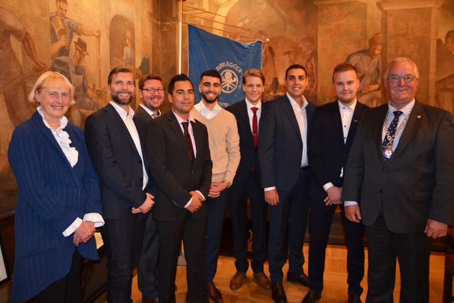 Under gårsdagens høytidlige utdeling i Laugsalen til Oslo Håndverks- og Industriforening  OHIF. Fra venstre, Hilde Brodal, Mesterbrevnemda, Joakim Thoralf Arnesen  Flow Meisingset VVS AS, John Oddvar Overvad, Roy Kevin Utsi  VVS Gruppen AS, Hussain Fares  Trygg VVS AS, Vegard Rushfeldt Thorell, Senad Eganovic  Andenæs VVS AS, Erik Aleksander Aas-Heidenreich AS, og Oldermann i Oslo Rørleggerlaug, Roy Bergersen.