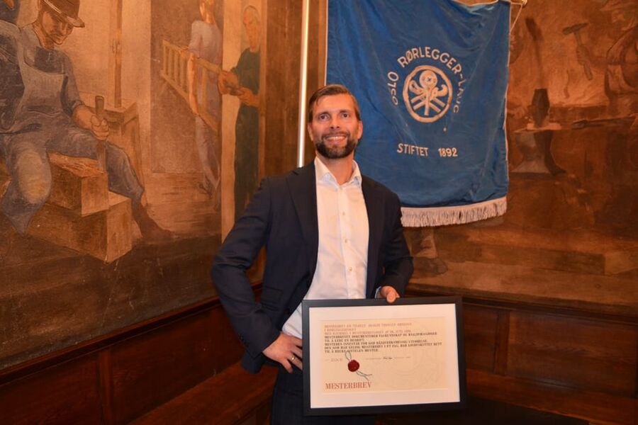 Joakim Arnesen er salgs- og markedsansvarlig i Flow Meisingset VVS AS, og er nå altså også innehaver av Mesterbrev i rørleggerfaget.