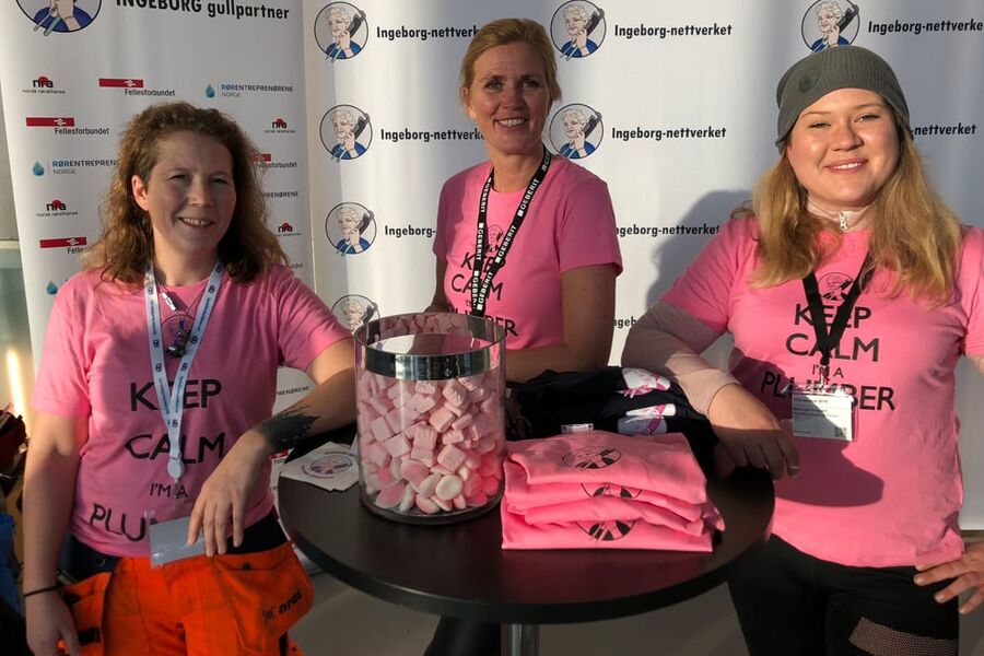 På standen til Ingeborg-nettverket fant vi fra venstre, Caroline Berg fra Oras AS, rørlegger Marie Linn Havsgård fra Chr. Vestrheim AS, og styreleder i Ingeborg-nettverket, Line Ekroll Dyb, og adm.direktør i Norsk Rørallianse AS.