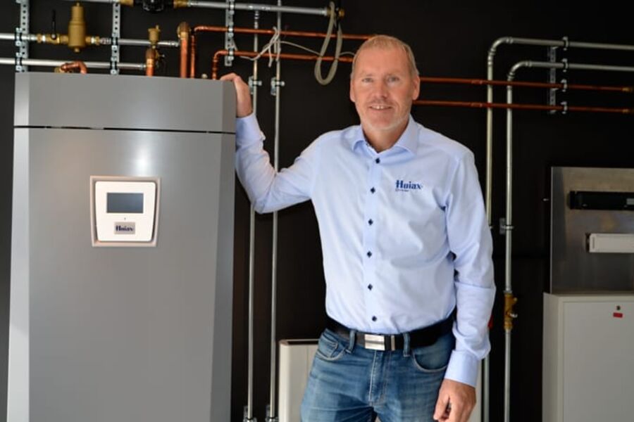 Produktsjef for varmepumper hos Høiax, Glenn Dyhr Petersen ved siden av den nye inverter varmepumpen til Høiax.
