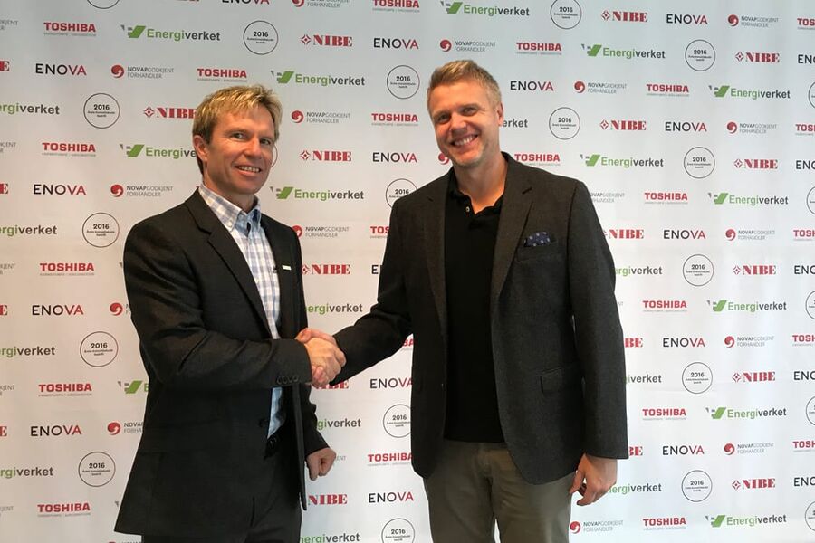 Administrerende direktør i Energiverket AS, Richard Granskogli ønsker Kjetil Skogheim velkommen som ny daglig leder i Energiverket Drammen. 