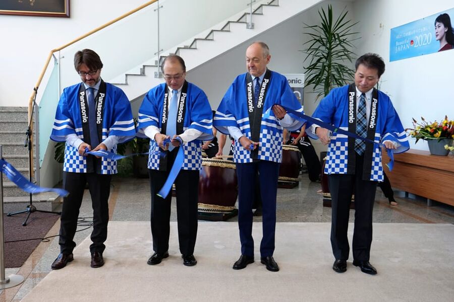 Her klippes snoren under åpningen av Panasonics nye fabrikk i Pilsen, Tsjekkia.