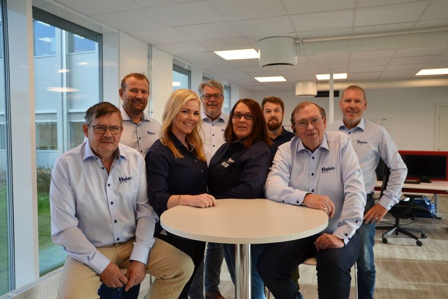 I dag består det nye servicesenteret hos Høiax av følgende fagpersoner: Sittende fra venstre: Jan Olsen, Cecilie Kristiansen, Hanne Marit Rostad, Per Verner Larsen. Bak fra venstre: Hans Wernersen, Øyvind Johnsen, Odd Gunnar Sandaker Meum, Glenn D. Petersen
