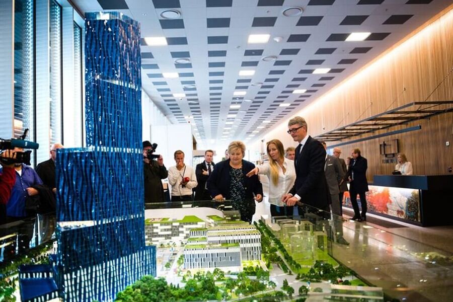 Statsminister Erna Solberg, Nina Jensen, daglig leder for Rev Ocean og Øyvind Eriksen, konsernsjef i Aker ASA rundt World Ocean Headquarters modellen på Fornebu- Foto: Tom Atle Bordevik