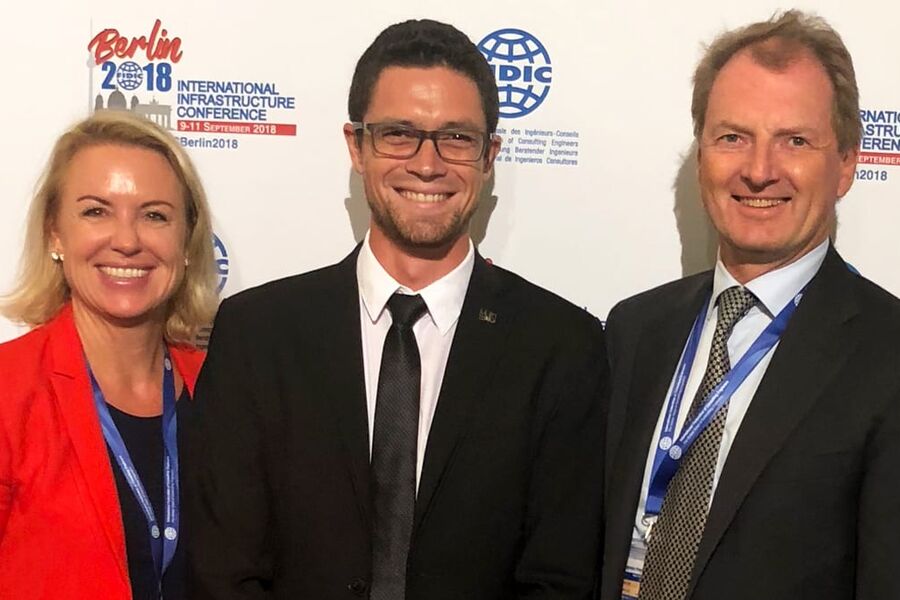 Fjorårets vinner av Årets Unge Rådgiver, Stanislas Merlet (i midten) fra Multiconsult  Foto: RIF