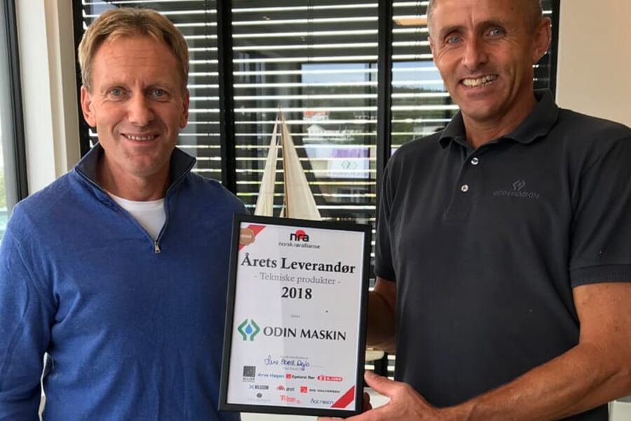 Odin Miljø AS ved daglig leder Frank Magnussen ( t.v) fikk prisen som beste leverandør av tekniske produkter