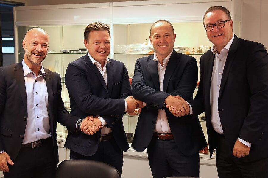 På bildet ser vi alle personene som har vært involvert i signeringen. Fra venstre: John Thomas Blandhoel, Divisjonsdirektør VVS, Ahlsell Norge, Lars Erik Finne, Direktør M&A, Ahlsell Norge, Jone Kristensen, Salgsdirektør Øglænd System Group, og Mikael Falk, Head of M&A, Ahlsell AB.