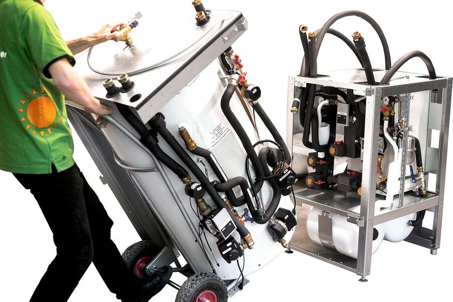 Kabinettet leveres todelt og som betyr at tank og varmepumpe leveres som to adskilte moduler.