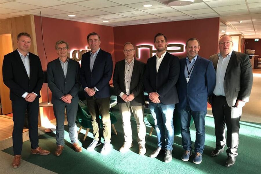 Fra signeringen sist uke. På bildet ser vi fra  venstre: Petter Grande Storhaug, regiondirektør Midt i Bravida Norge; Tore Bakke, administrerende direktør i Bravida Norge; Christian Wist, administrerende direktør i NHP Eiendom; Terje Sjåvik, økonomidirektør i Norsk Kylling; Roy Sandgrind, eiendomsutvikler Produksjon i NHP Eiendom; Bjørn Sortland, prosjektleder og CEO i Atax; og Frode Henning Antonsen, partner og advokat i Advokatfirmaet Steenstrup Stordrange.
