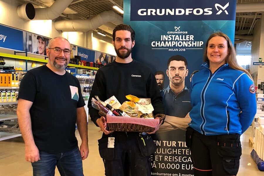 På bildet ser vi fra venstre, Andre Sundli Barka, Grundfos, Marius Silden fra Caverion og Lena som er butikksjef hos Ahlsell, hvor Marius vant forrige gang Grundfos arrangerte Andre Sundli Barka som er vår salgsingeniør, Marius fra Caverion og Lena som er butikksjef hos Ahlsell hvor Marius vant forrige gang Grundfos arrangerte konkurransen.