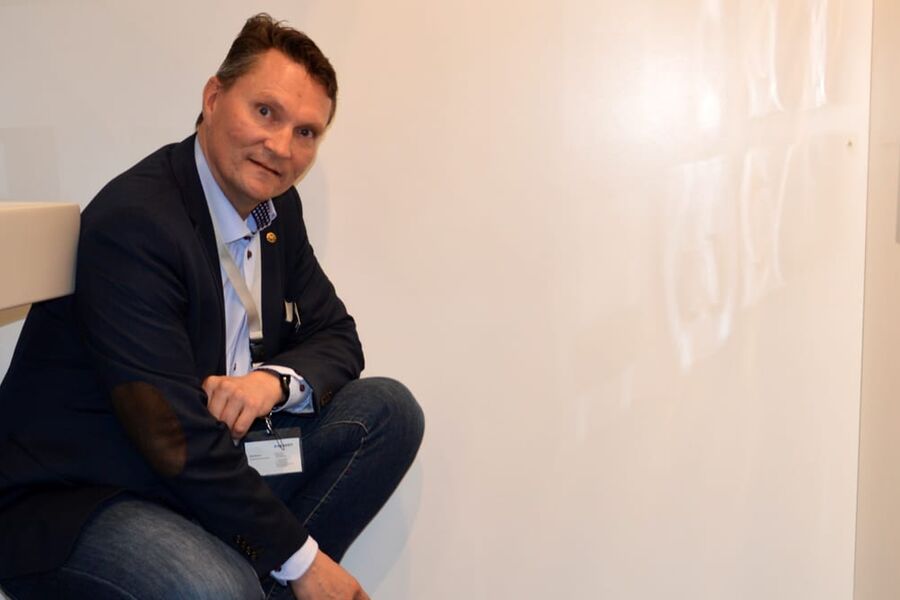 Odd Skriden, produktsjef tekniske produkter hos Geberit AS, mener TEK er et minimumskrav til et bygg, og at kvaliteten blir høyere ved å følge også Våtromsnormen fra SINTEF når det gjelder installasjon av innbygningsisterner. 