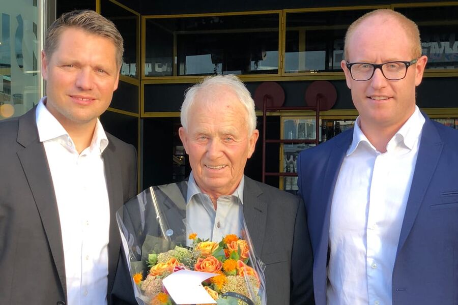 Her ser vi jubilanten Terje Bakken i midten, med Country manager i Grohe Norge, Ole Christian Mork.
