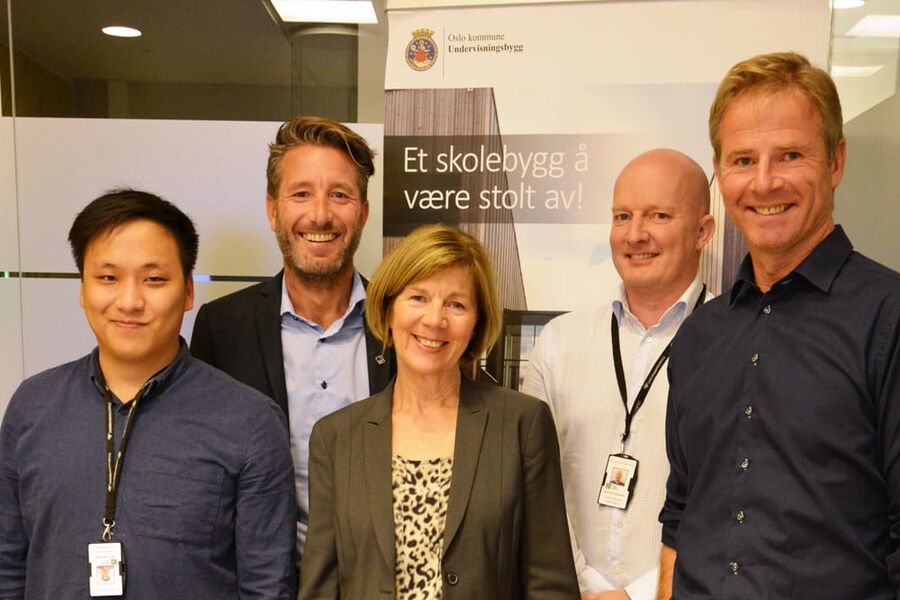 Prosjektlederne Øyvind Halvorsen og Øyvind Kim Dahl, seksjonsleder Magnar Skår, adm. dir. Rigmor Hansen og Erik Økland i Veidekke.