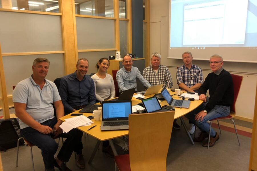 PÅ bildet ser vi fra venstre: Tor Johnsen (Bravida), Søren Hilligsøe (Dalux), Elisabeth Stenerud (Dalux), Johan Varmedal (Bravida), Erik Dobloug (Bravida), Bjørn Kinge (Bravida), Lars Arne Mjørlund (Bravida).