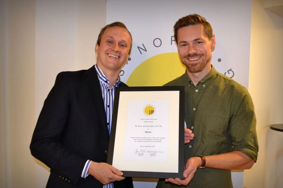 Fra venstre: Simen Fure Jørgensen (Otovo), Bjørn-Yngve Kinzler Eriksen (styreleder Norsk solenergiforening). Foto: Steinar Aasen.