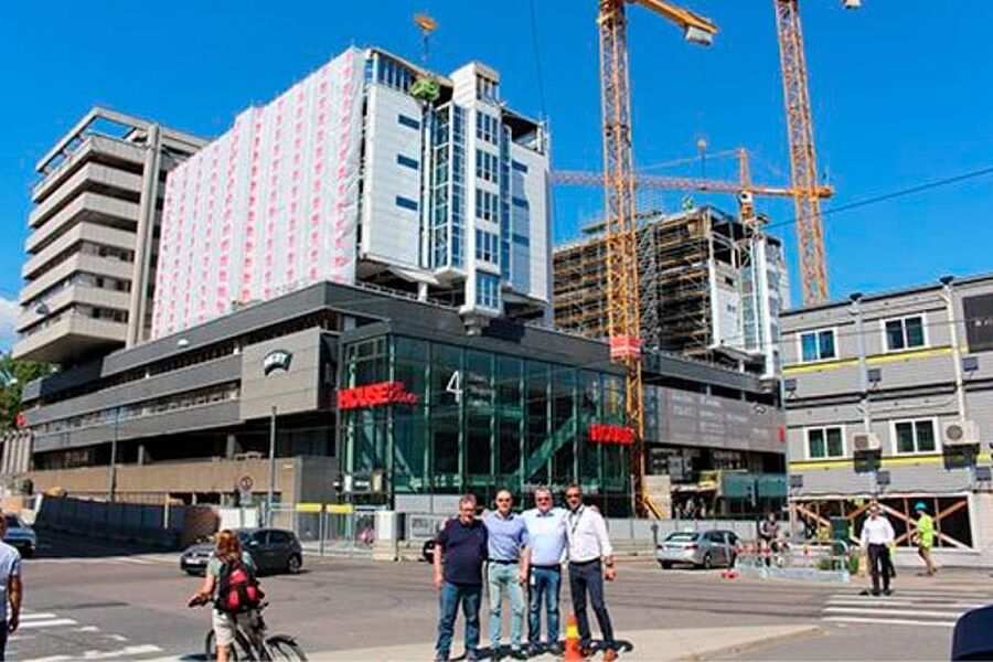 Caverions medarbeidere var i godt humør før de signerte kontrakten for rør, varme, kjøling og sprinkler for milliardprosjektet VIA. F.v. Jan Karl Røkenes (prosjektleder), Christian Signebøen (kalkulatør), Gunnar Qvam (avdelingsleder rør), og Tomas Ramos (Salgssjef).