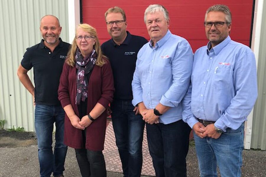 Fra venstre: Pål Hagen, Berit Gundersen, Jo Finborud, Kai Gundersen og Tormod Ulvesveen.
Gjøvik Varme og Santær AS, representert ved Berit Gundersen, Kai Gundersen og Tormod Ulvesveen, er solgt til Hagen Holding AS, representert ved Pål Hagen og Jo Finborud.
