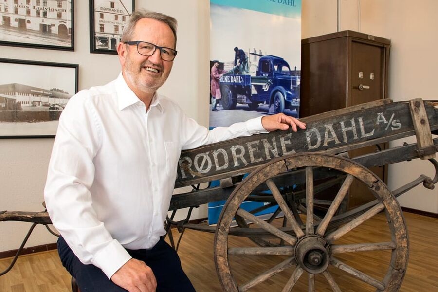 Arild Storetvedt ved inngangen i Brødrene Dahls lokaler hvor det står ei håndkjerre fra den gangen firmaet holdt til på Bryggen altså før brannen i 1955.
