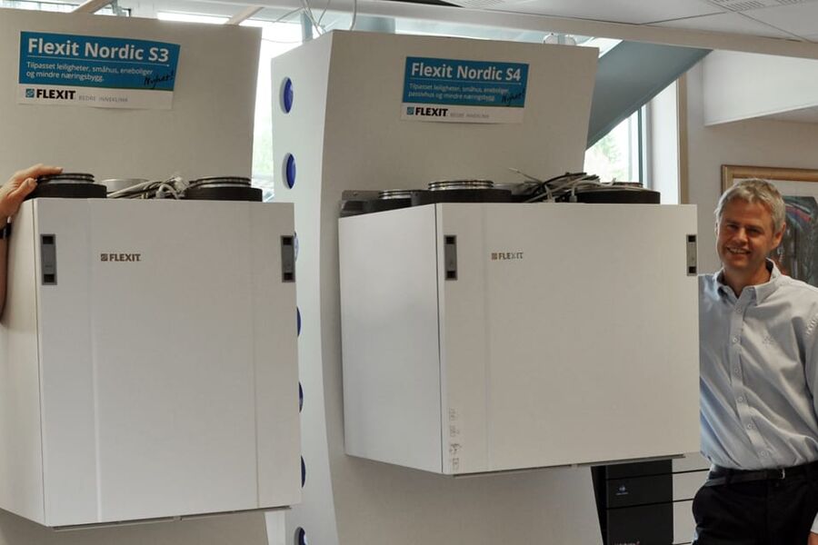 Hans Einar Sætra, salgssjef Bygg, Espen Karlsen, salssjef VVS og Knut Skogstad, administrerende direktør, viser frem Nordic S3 og Nordic S4. 