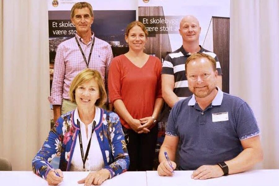 Bak f.v.: Andreas Thorsnes (Undervisningsbygg), Elisabeth Person (Undervisningsbygg) og Lars Martin Krogh (Klima og Bygg AS). Foran f.v.: Rigmor Hansen (administrerende direktør i Undervisningsbygg) og John-Arne Ask (daglig leder i Klima og Bygg AS).