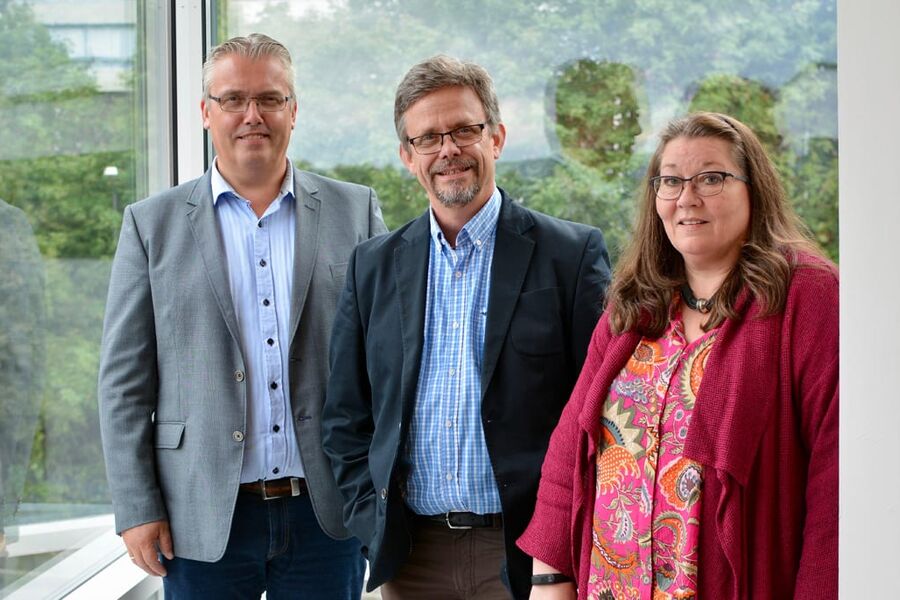 Norske Rørgrossisters Forening (NRF) er på plass i nye lokaler i Tevlingveien 23, Oslo. På bildet, teknisk sjef Morten Svensen, administrerende direktør Terje Røising og Iren Bjerklund, databaseoperatør.