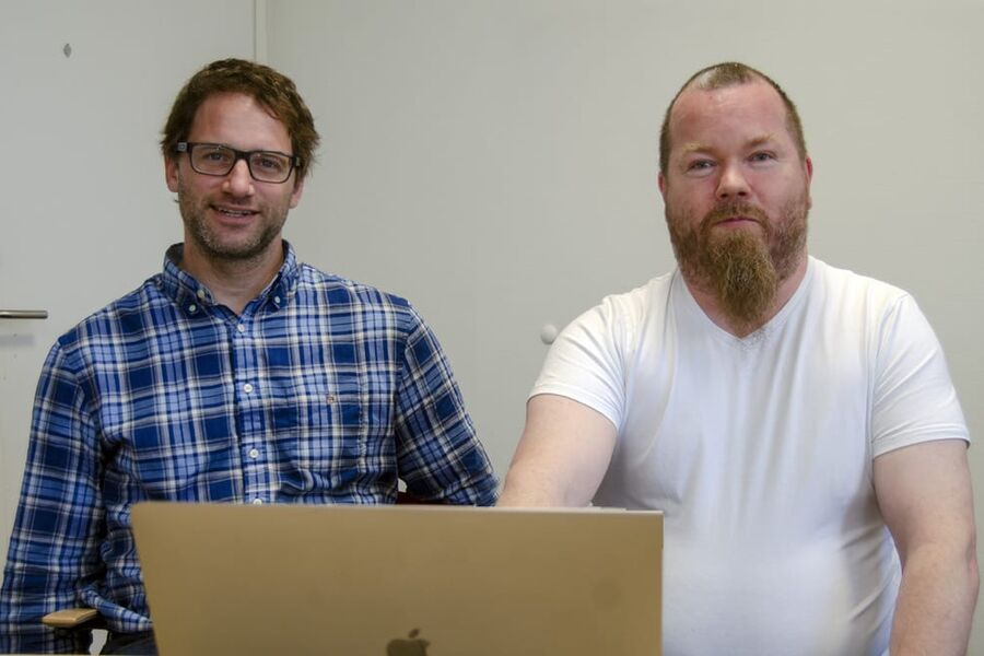 Både Eirik Hjellnes og Ola Gilhuus har reist på mange messer i Europa, og sett mange forskjellige rørløsninger. - Når det gjelder byggeteknikk er det ingen forskjell på et kontorbygg i Norge og på kontinentet. Vi ser at det brukes andre løsninger utenfor Norden. At et 
røropplegg etter forskriften i Norge, både skal være lekkasjesikkert og lett utskiftbart er to krav som i praksis er svært krevende å følge, mener de to vvs-rådgiverne. 
