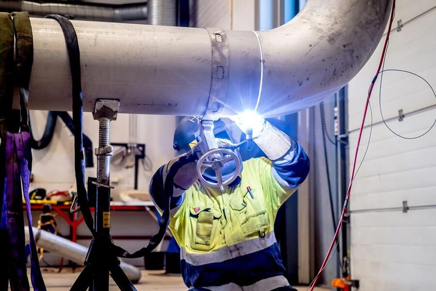 Hele ventilasjonsanlegget er helsveiset  delvis som preproduksjon ved verkstedet ril Assemblin på Grålum i Sarpsborg, og delvis ved montering ute på prosjektet.