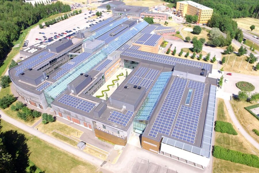 3000 m2 med solcellepaneler. 400.000 kWh strøm i året. Det nye solcelleanlegget på Campus Vestfold er ikke bare ett av landets største, men også det aller største på et offentlig bygg. Foto: Statsbygg

