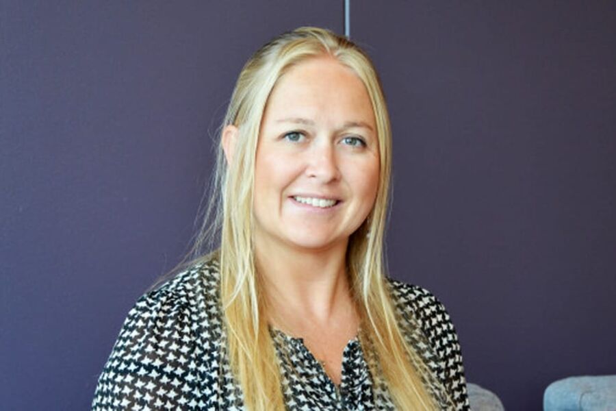 Energi- og miljøingeniør i Undervisningsbygg, Svetlana Wik, gleder seg til å følge med på hvor mye energi CO2-gråvannsvarmepumpen produserer. 