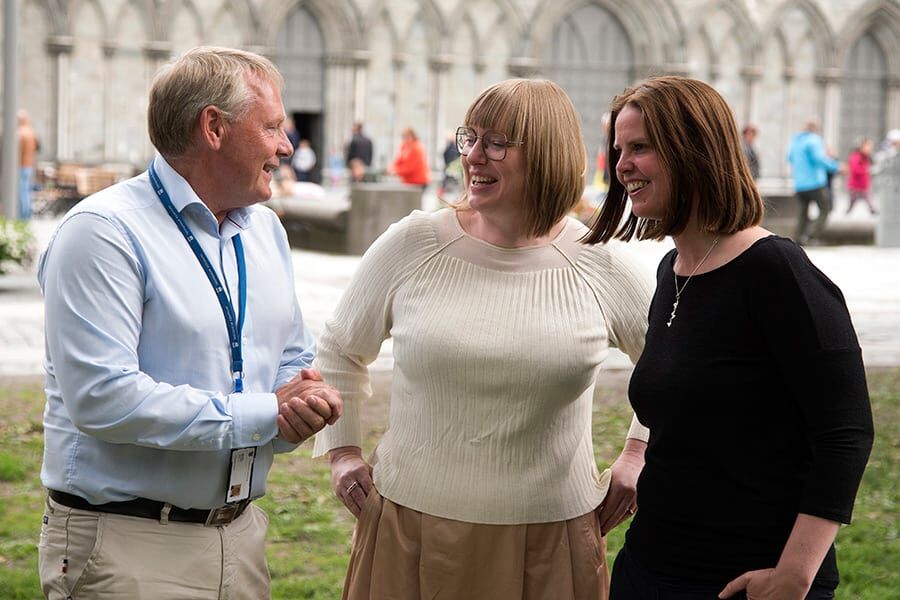 Meget fornøyd trio: Rådmann Morten Wolden i Trondheim kommune, prosjektkoordinator Annemie Wyckmans ved NTNU og fyrkoordinator Silja Rønningsen i Trondheim kommune.