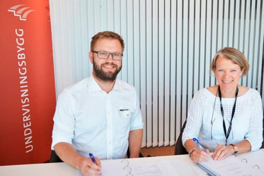 Kontraktsignering: Carl Christian Strømberg og Undervisningsbyggs Åse Røstum Norang er klare for å få solceller på taket på Holmlia skole.