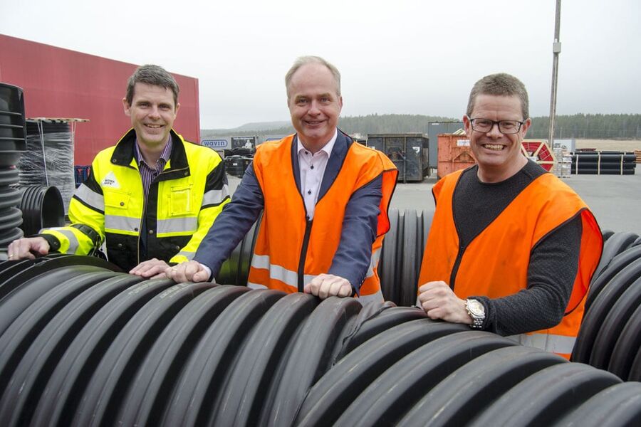 Tor Martin Garsjø ( i midten) slutter som administrerende direktør i Norsk Wavin AS. Her sammen med markedssjef Niklas Åkesson, (th) , og fabrikksjef i Høland, Christian H.Hornemann 