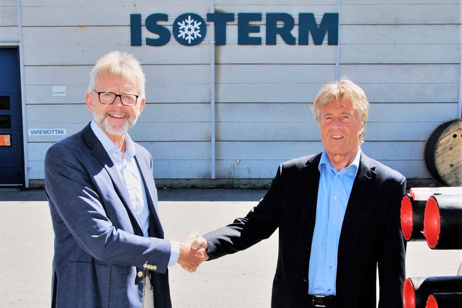 Adm. dir. i Pipelife Norge, Kjell J. Larsen (t.v.), og styreformann i Isoterm AS, Kjell Oddvar Lervik, er begge fornøyde med at Norges fremste rørsystemleverandør, Pipelife, nå skal utvikle Ringebu-fabrikken videre. Foto: Pipelife.  