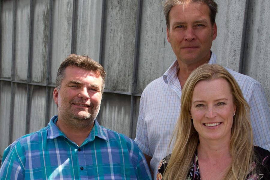 Kompetanse og egnethet hos leverandør skal vektes høyere enn selve prisen på tjenesten. Dette er en ny praksis som Omsorgsbygg ønsker å teste ut for å få bedre tjenesteleverandører. De som ser på dette er blant andre, fra venstre Steinar Frantzen, driftsleder sykehjem, bakerst er Arne Tandberg, driftsansvarlig barnehager, og foran Nina Mellem (juridisk rådgiver). 