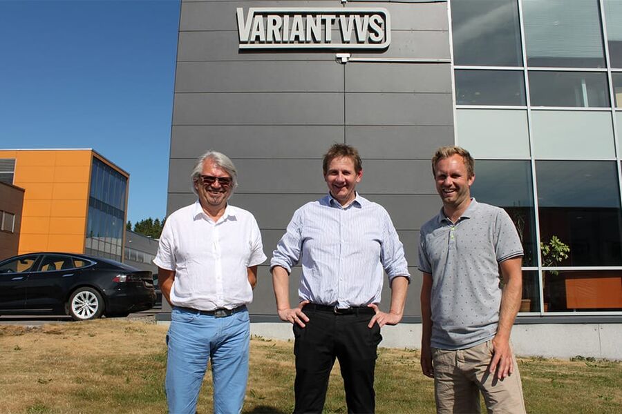 Gründer Kjell Jensen (til venstre) med kjøper Daniel Kristensen i ABK og Simen Andresen som har vært daglig leder i Variant VVS siden 2017. 