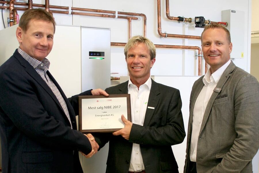 Administrerende direktør Daniel Kristensen i ABK, deler ut prisen til Richard Granskogli, administrerende direktør i Energiverket AS.