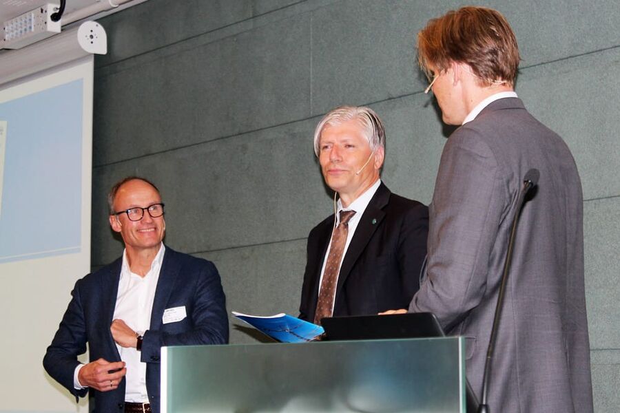 Adm.dir. Nils Kristian Nakstad i Enova (f.v.), klima- og miljøminister Ola Elvestuen og kommunikasjonssjef Trygve Mellvang-Berg i Norsk Fjernvarme (foto: Camilla M. Granheim/Energi Norge)